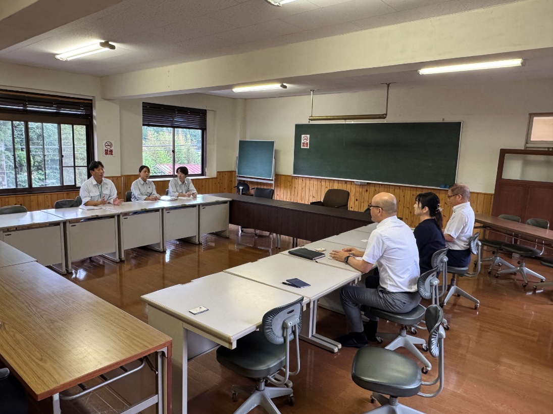 種沢林道の補修工事について宮城北部森林管理署と打ち合わせる様子